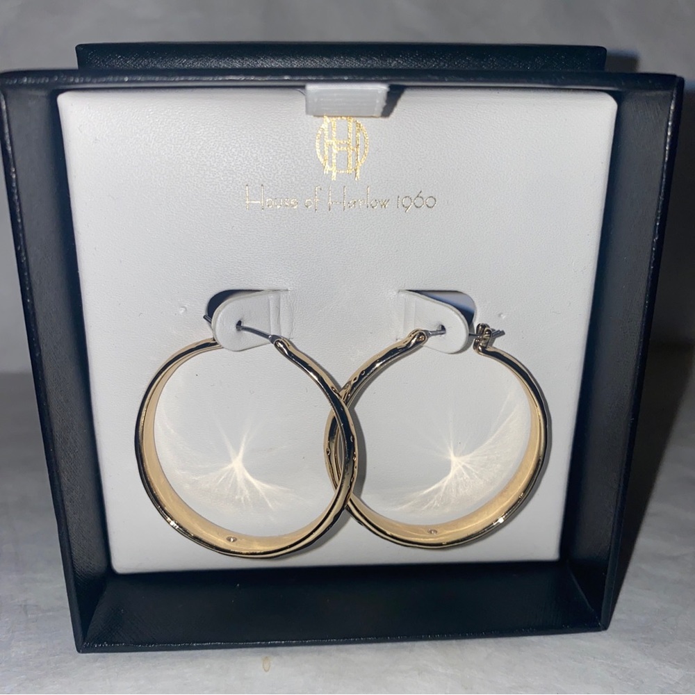 HOUSE OF HARLOW 1960 Gold Tone Hammered Graduated Hoop 1 3/8” Snap Back NIB